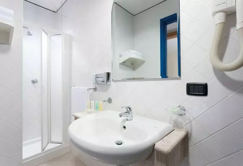 هتل The Church Village