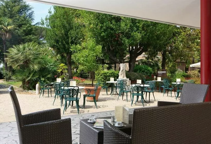 هتل The Church Village