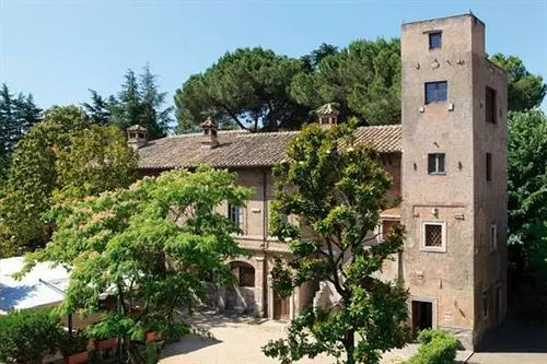 هتل The Church Village