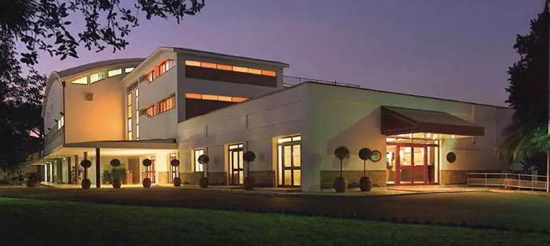 هتل The Church Village