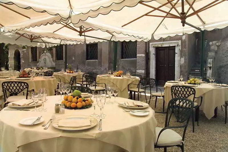 هتل The Church Village