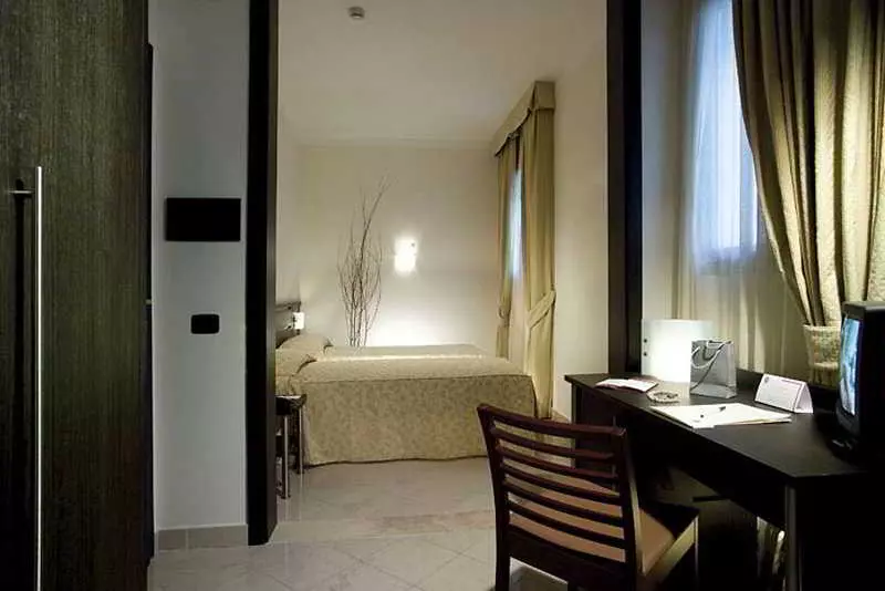 هتل The Church Village