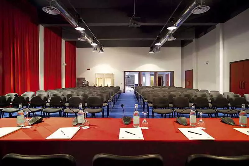 هتل The Church Village