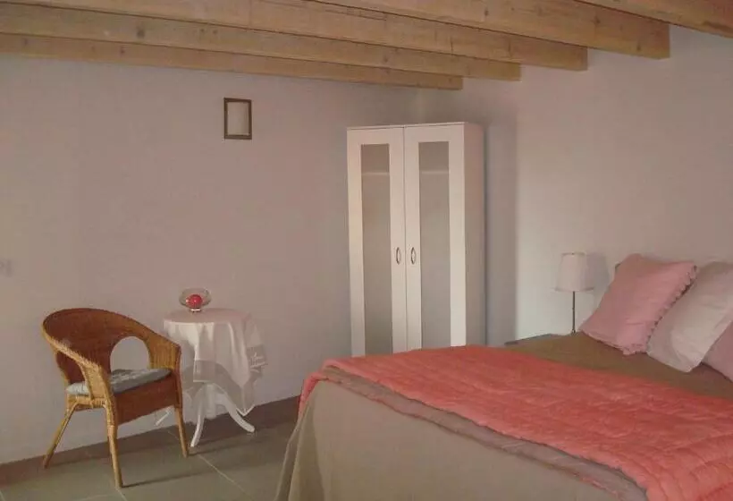 Aamiaismajoitus (B&B) Chambre D'hôtes Les Plaisances