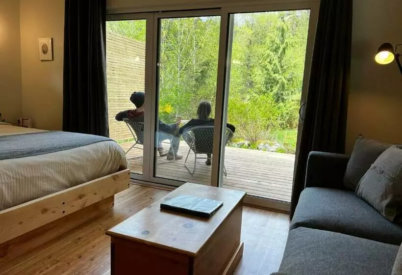 Lomakeskus Sunwolf Riverside Cabins