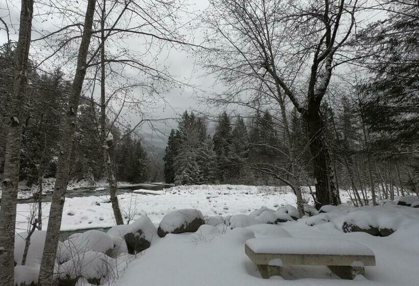 Resort Sunwolf Riverside Cabins