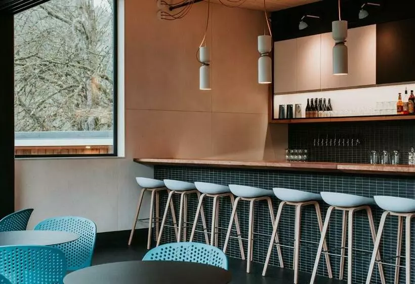 Lomakeskus Sunwolf Riverside Cabins