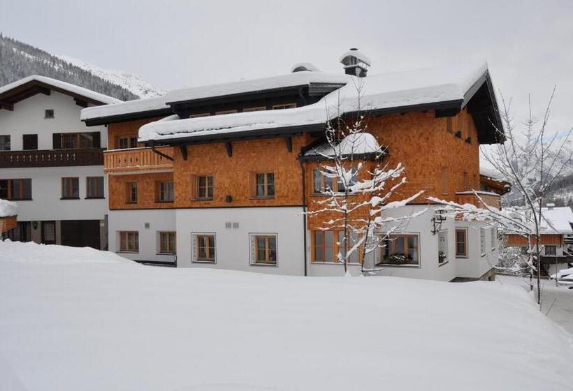 مبيت وإفطار Garni Albona