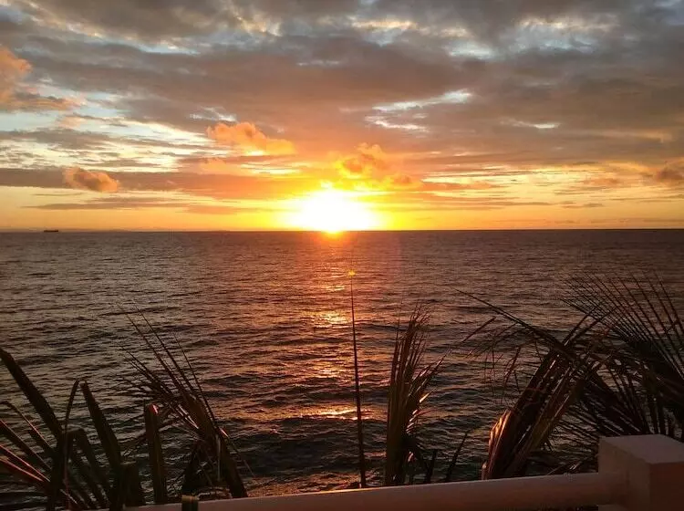 Hotelli La Bella Beach House Cebu