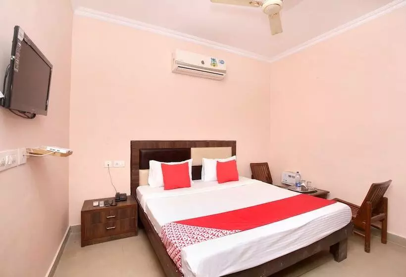 ホテル Royal By Oyo Rooms