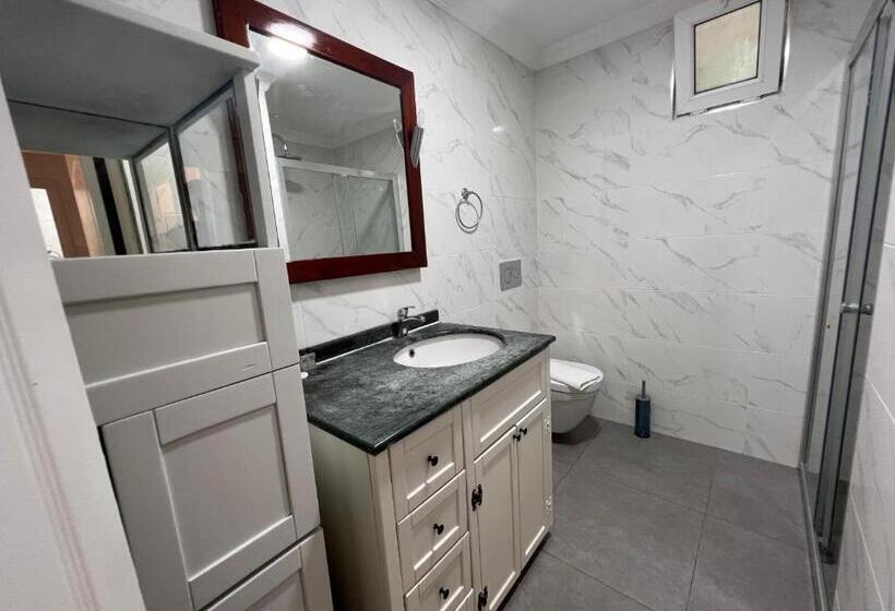 Moonshine Hotel & Suites