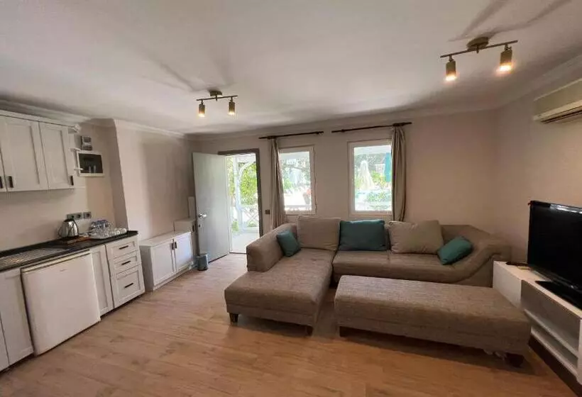 Moonshine Hotel & Suites