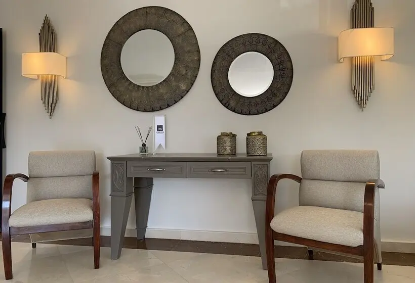 Moonshine Hotel & Suites