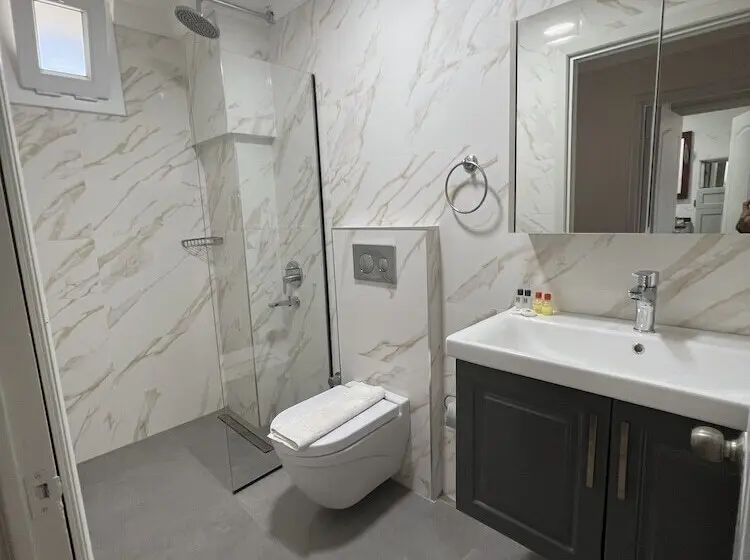 Moonshine Hotel & Suites