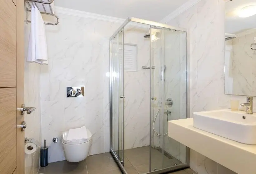 Moonshine Hotel & Suites