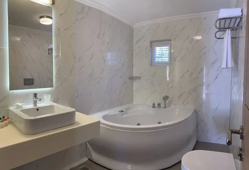 Moonshine Hotel & Suites