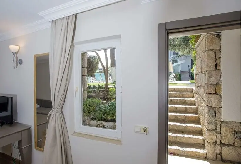 Moonshine Hotel & Suites