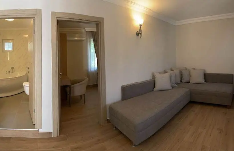 Moonshine Hotel & Suites