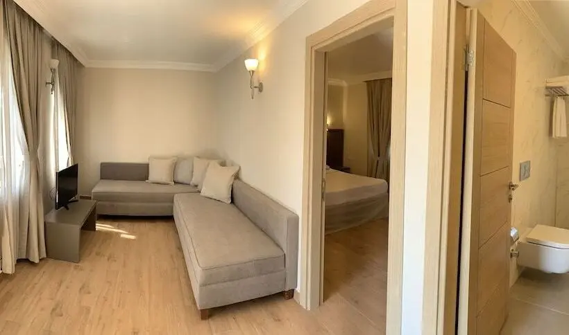 Moonshine Hotel & Suites