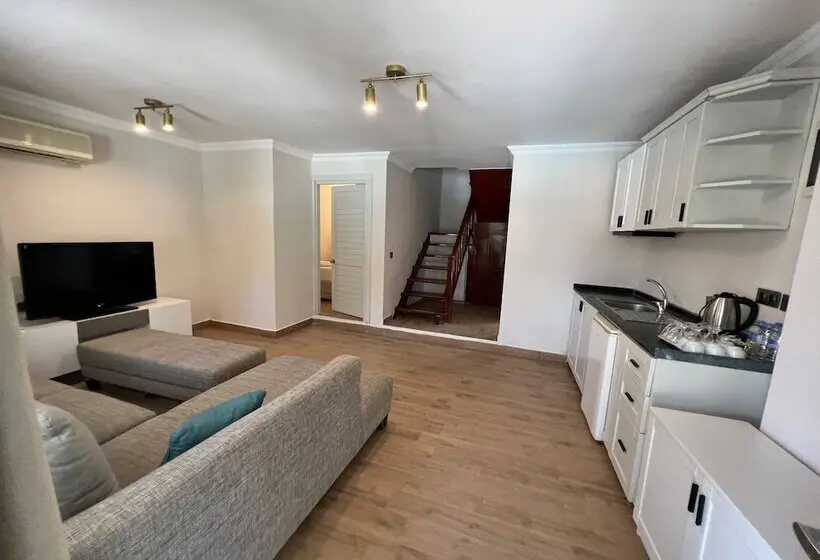 Moonshine Hotel & Suites