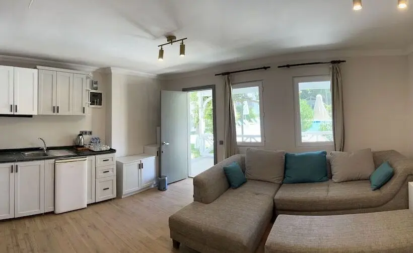 Moonshine Hotel & Suites