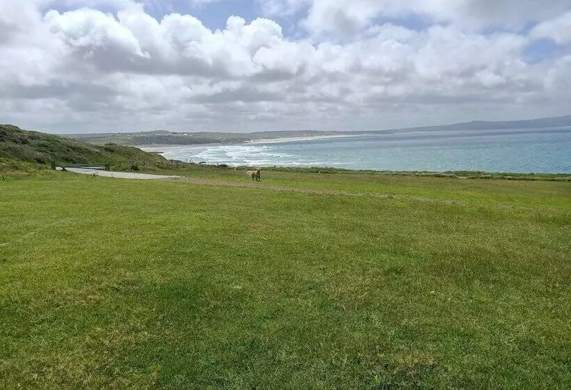 Secluded Meadow, Unique Shire Hut, Perfect Camping