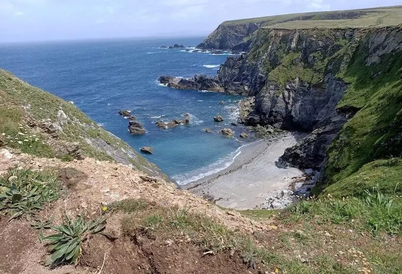 Secluded Meadow, Unique Shire Hut, Perfect Camping