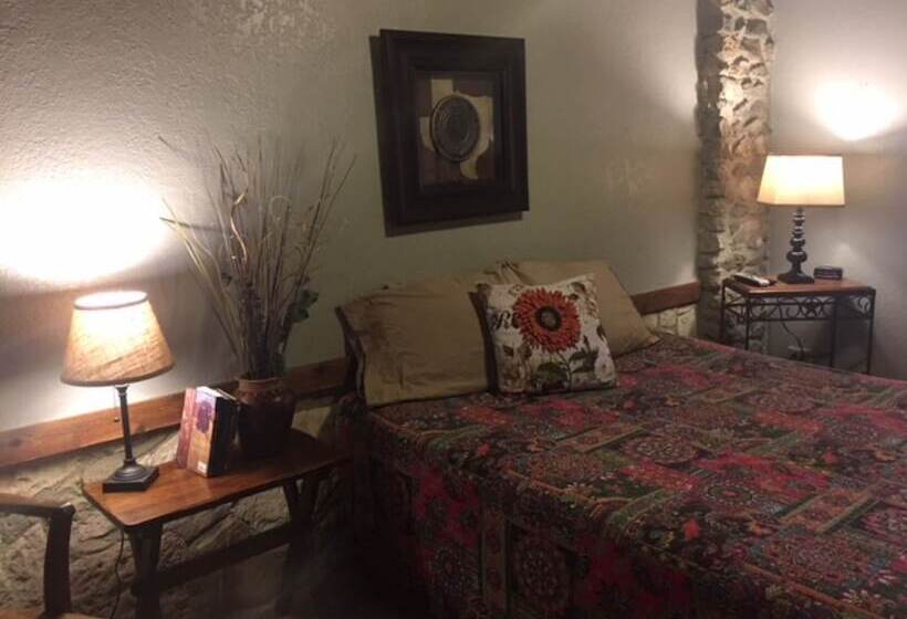 The Leakey Inn By Cmd