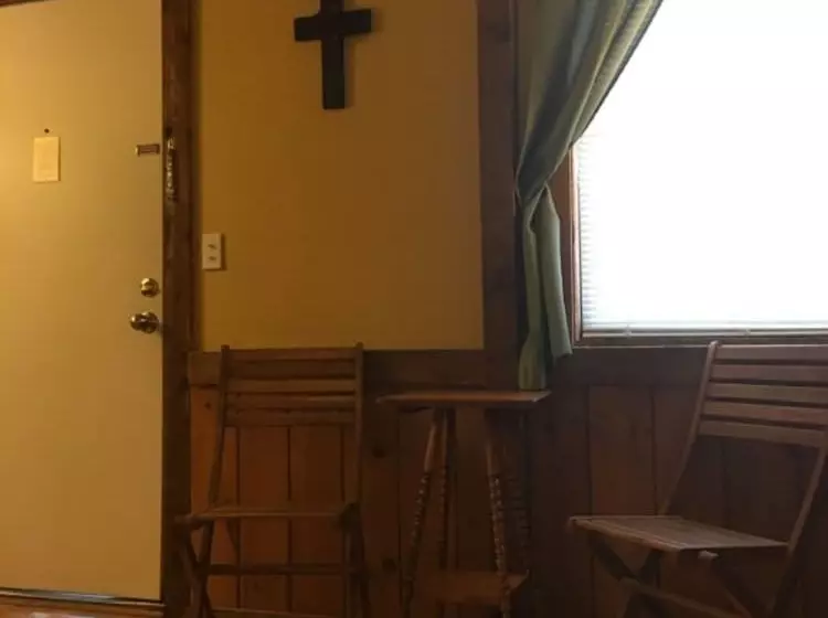 The Leakey Inn By Cmd