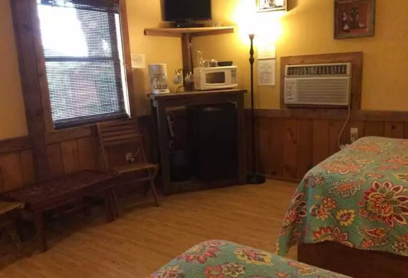 The Leakey Inn By Cmd