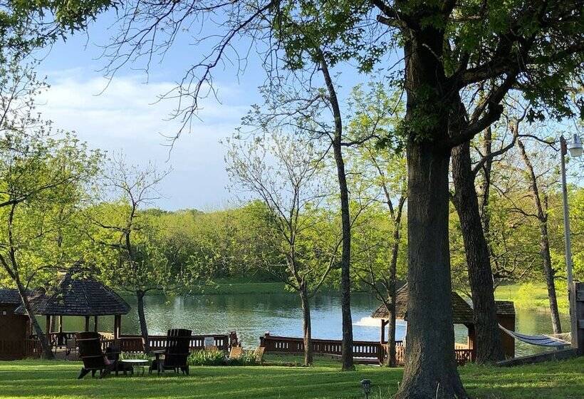 Walnut Waters Bed & Breakfast