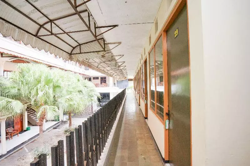 Hotelli Spot On 2090 Ratna Backpacker Syariah