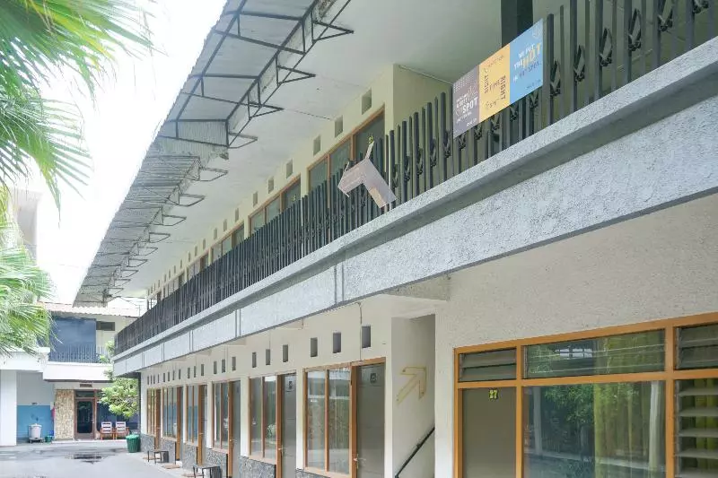 Hotelli Spot On 2090 Ratna Backpacker Syariah