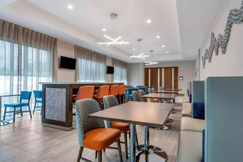 ホテル Comfort Suites Gainesville Near University