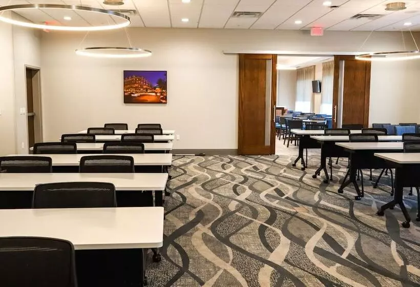 ホテル Comfort Suites Gainesville Near University