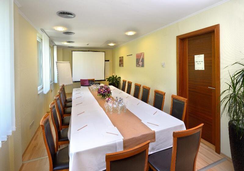 Holiday Beach Budapest Wellness Hotel With Sauna Park