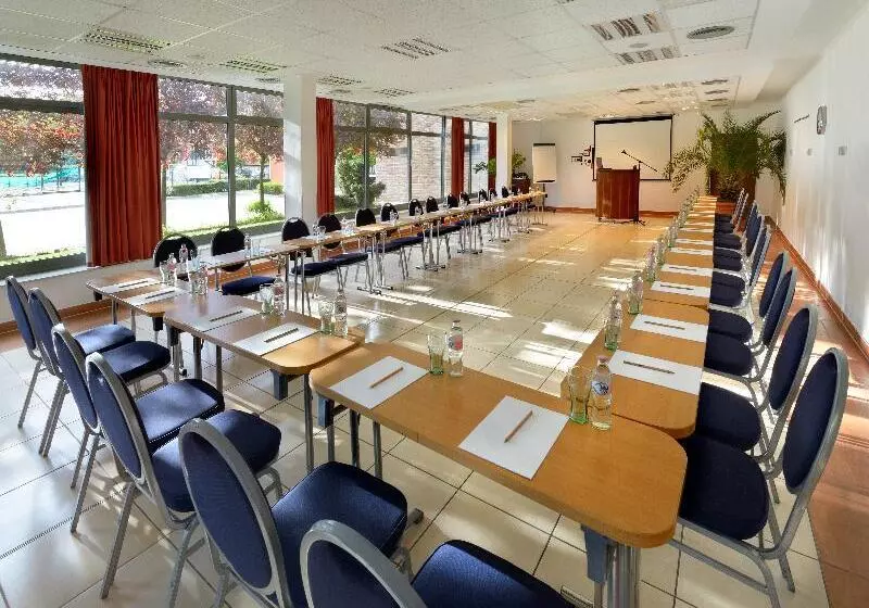 Holiday Beach Budapest Wellness Hotel With Sauna Park