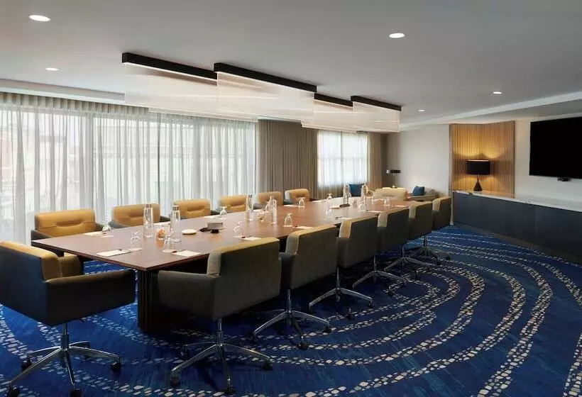 Отель Kingston Marriott