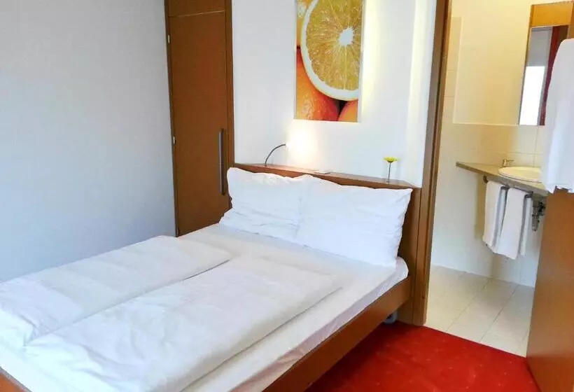 Отель Orange Wings Krems