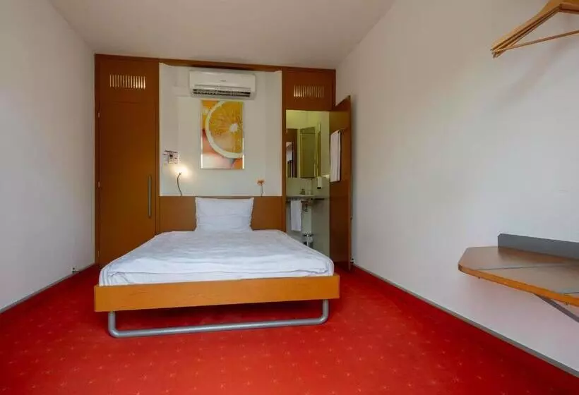 Отель Orange Wings Krems