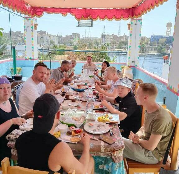 تختخواب و صبحانه Nuba Dool