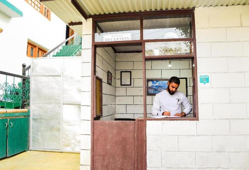 ホテル Oyo 63507 Basera Residency