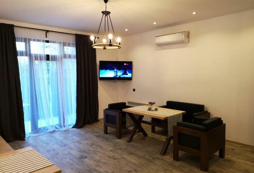 Level Up Hotel & Restaurant