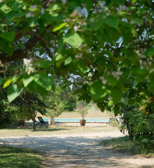 تختخواب و صبحانه Chambres D'hôtes Les Baumes
