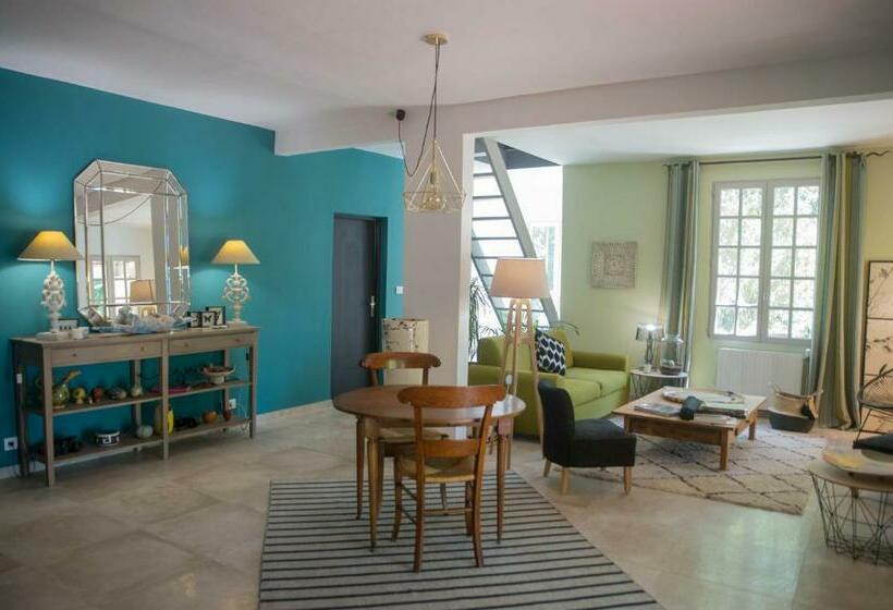 تختخواب و صبحانه Chambres D'hôtes Les Baumes