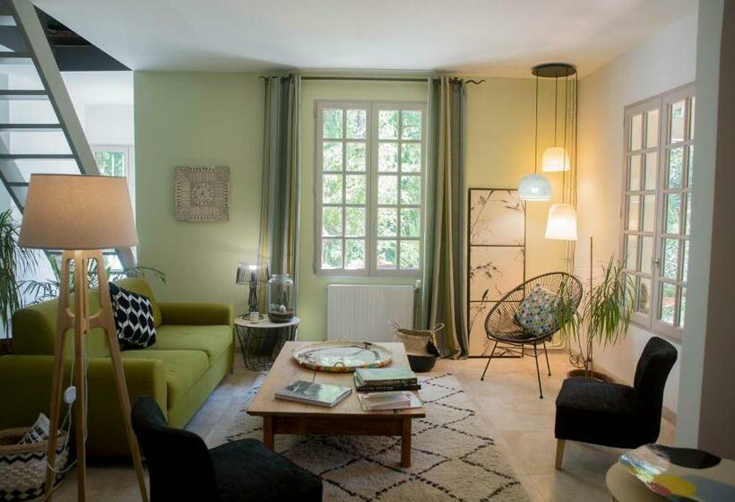 تختخواب و صبحانه Chambres D'hôtes Les Baumes