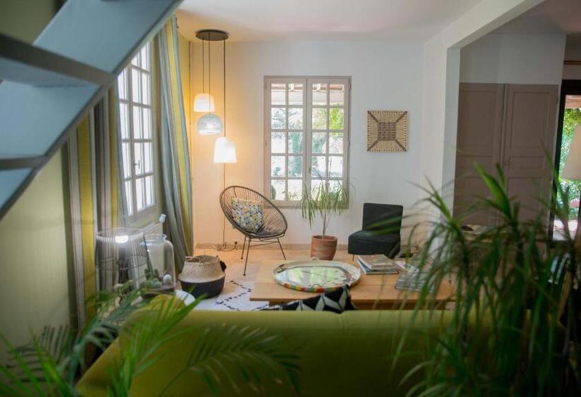 تختخواب و صبحانه Chambres D'hôtes Les Baumes