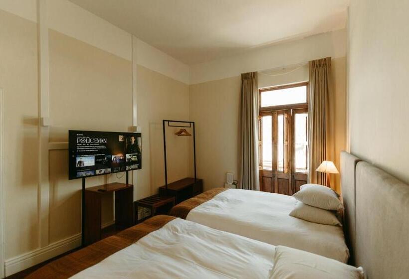 Отель Plaza Central