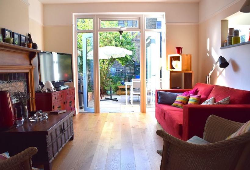 2 Bedroom Garden House In Tooting