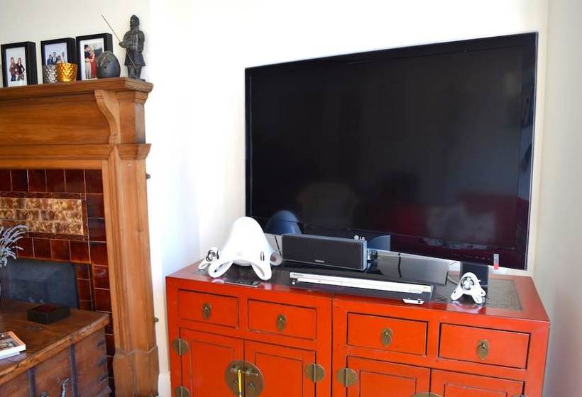 2 Bedroom Garden House In Tooting